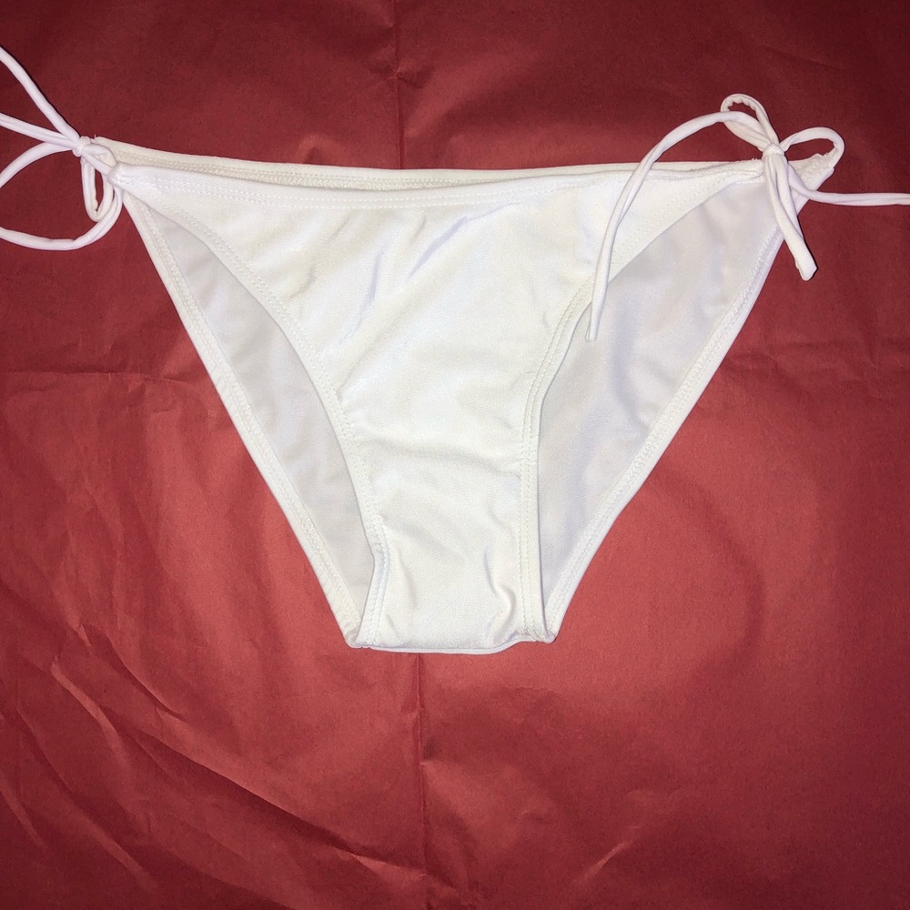 🌺🛍CLEARANCE NWT WHITE SIDE TIE BIKINI BOTTOMS🌺